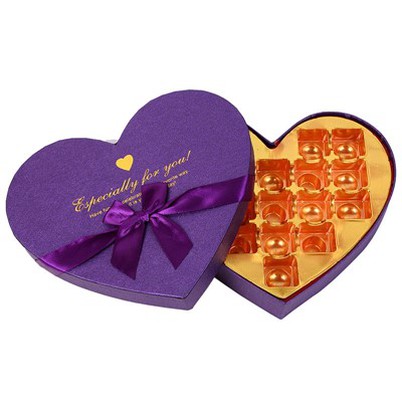 Велика картонска кутија у облику срца